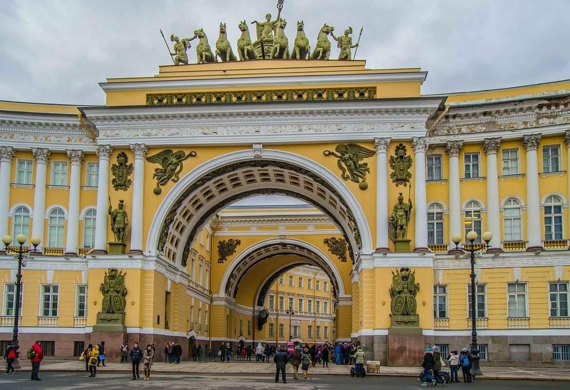 Санкт петербург сооружения. Арка главного штаба в Санкт-Петербурге. Росси арка главного штаба. Карл Росси здание главного штаба. Арка главного штаба в Санкт-Петербурге Архитектор.