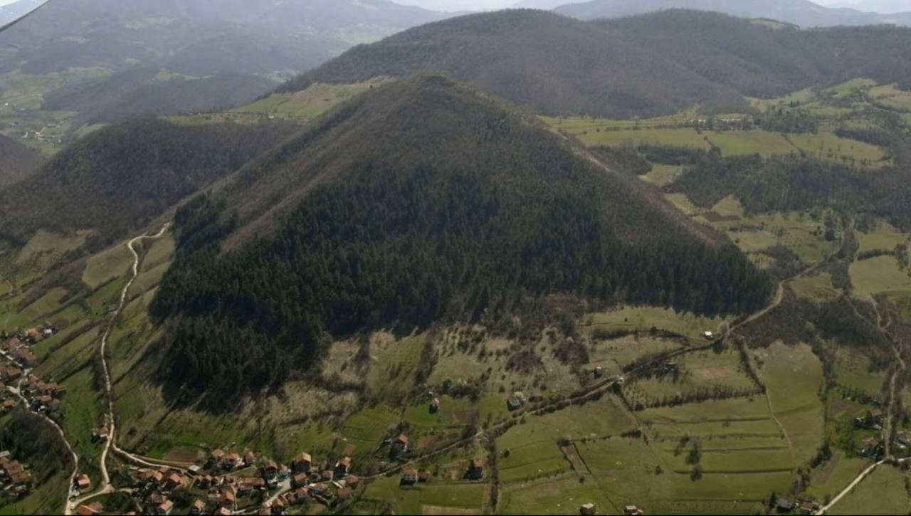 гора височица - пирамида солнца. боснийская пирамида височица. боснийские пирамиды. пирамида солнца в боснии. боснийские пирамиды.