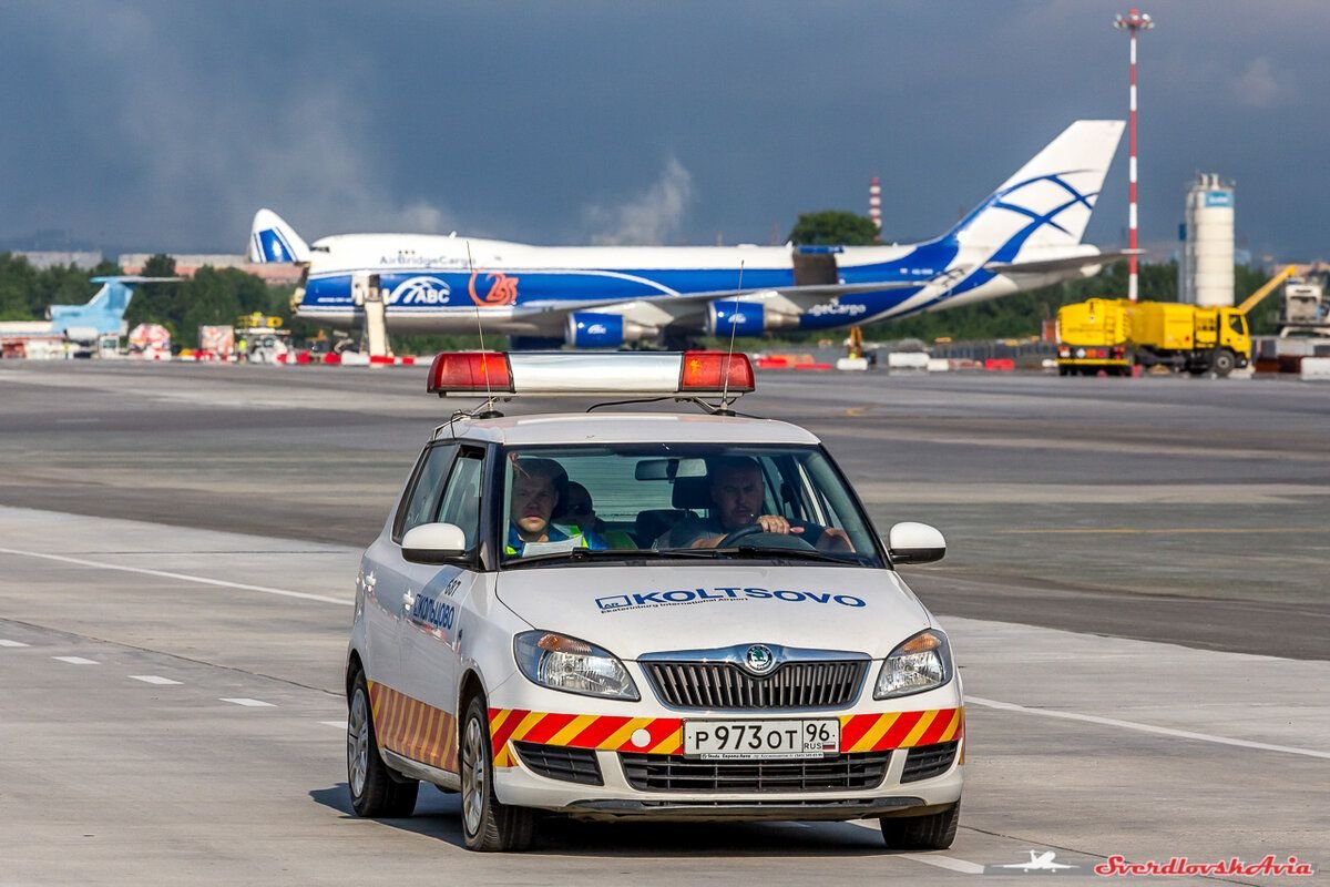 Airport car. Машины в аэропорту. Машина сопровождения в аэропорту. Машины на аэродроме. Машины службы аэропорта.