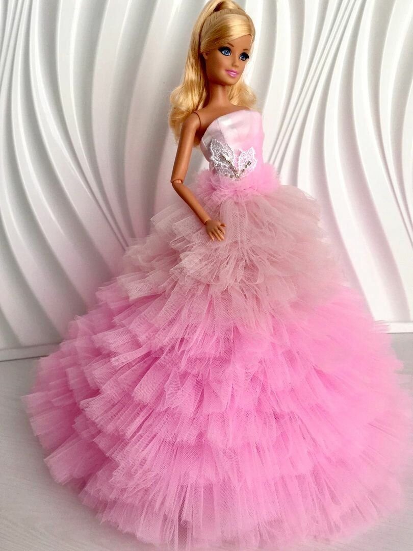Барби в красивых платьях