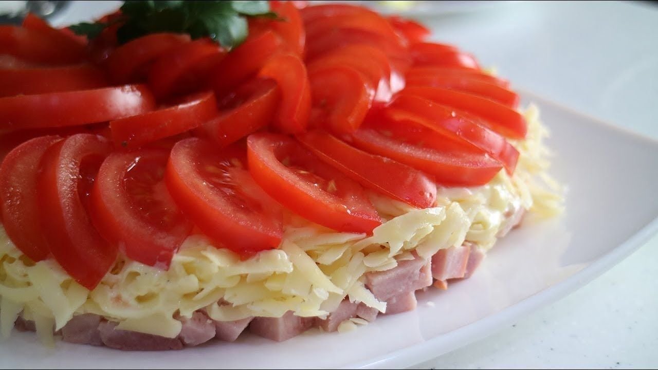 Салат с ветчиной и свежими огурцами и помидорами с сыром и яйцом