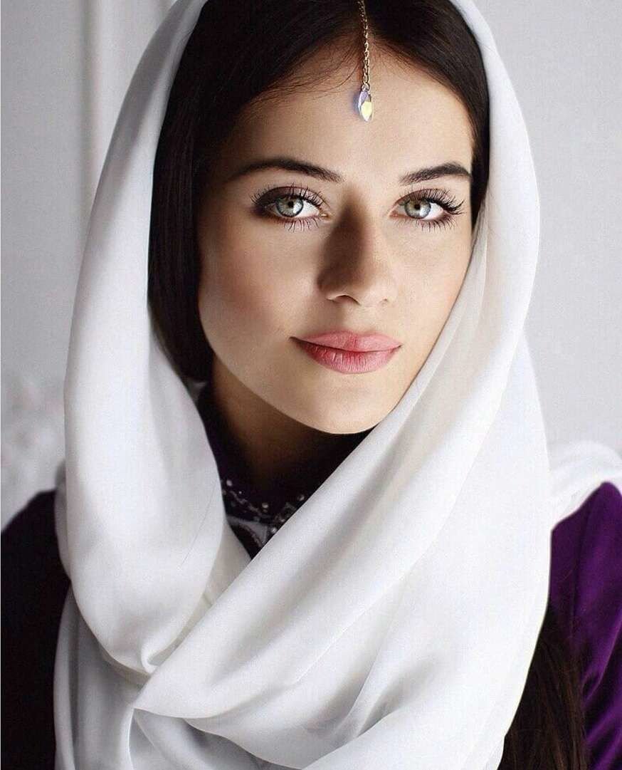 Осетины женщины. Сальма Галаева в хиджабе. Турчанка Элиф Коджаман. Осетинка и чеченка. Аварка Суайбат.