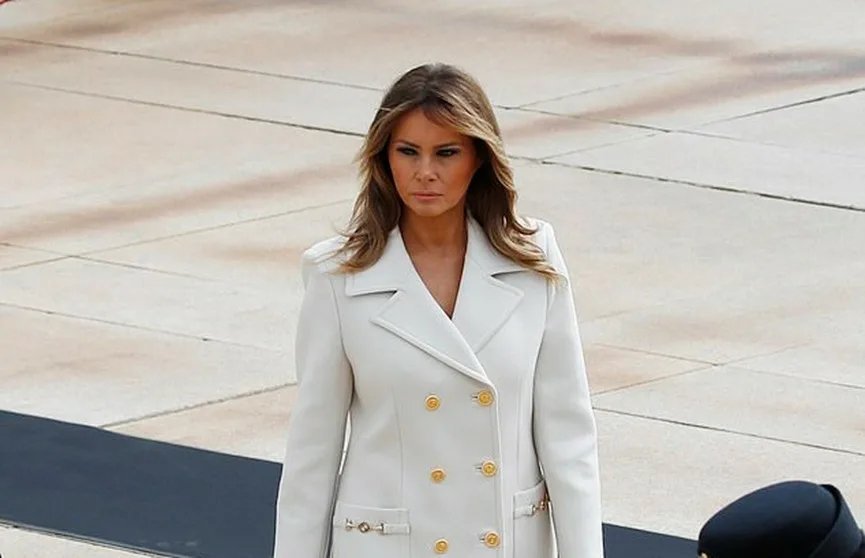 Женщина в белом пальто