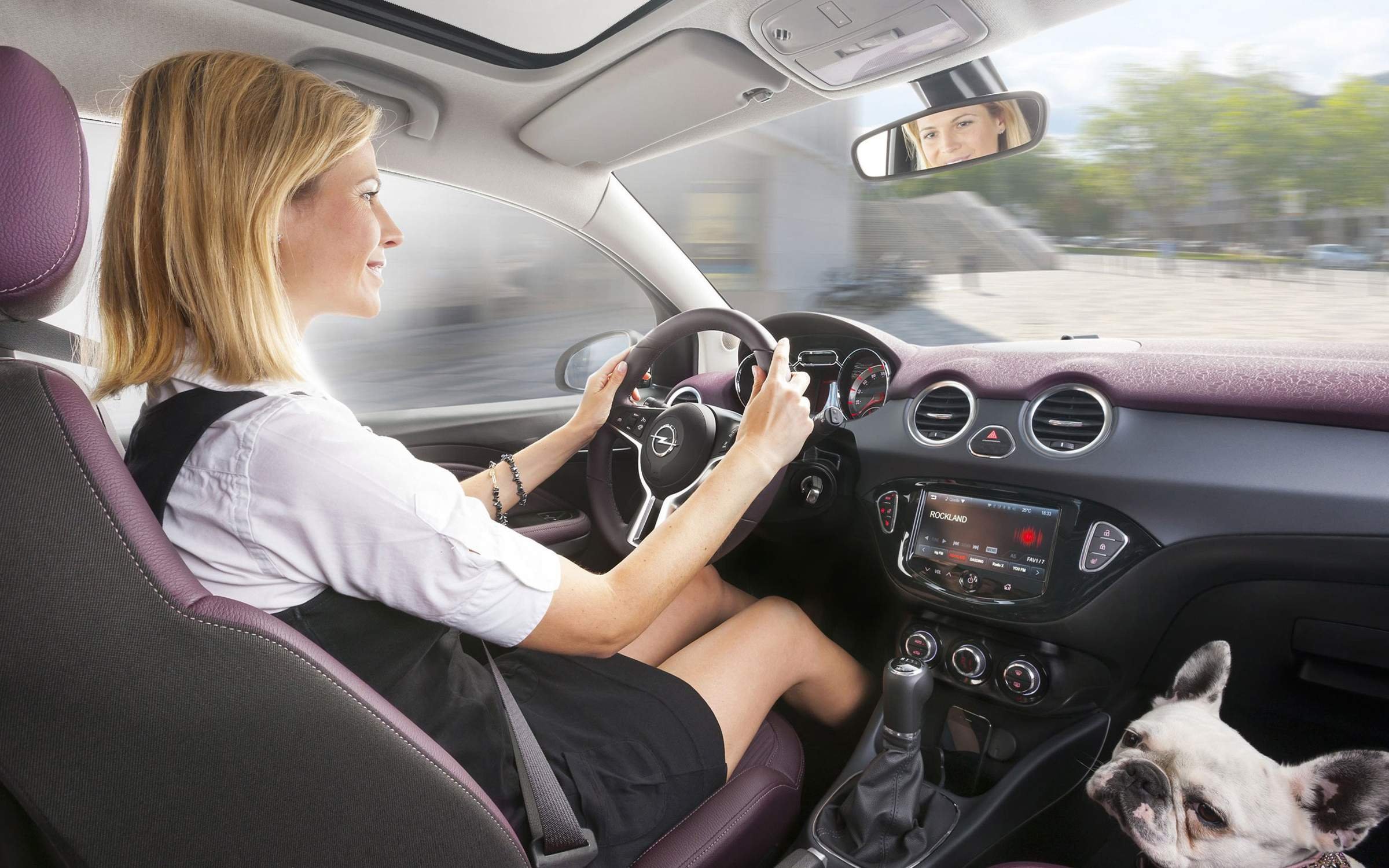 девушка в машине. Car online. девушка водит машину. девушка в машине за рулем. езда на машине.