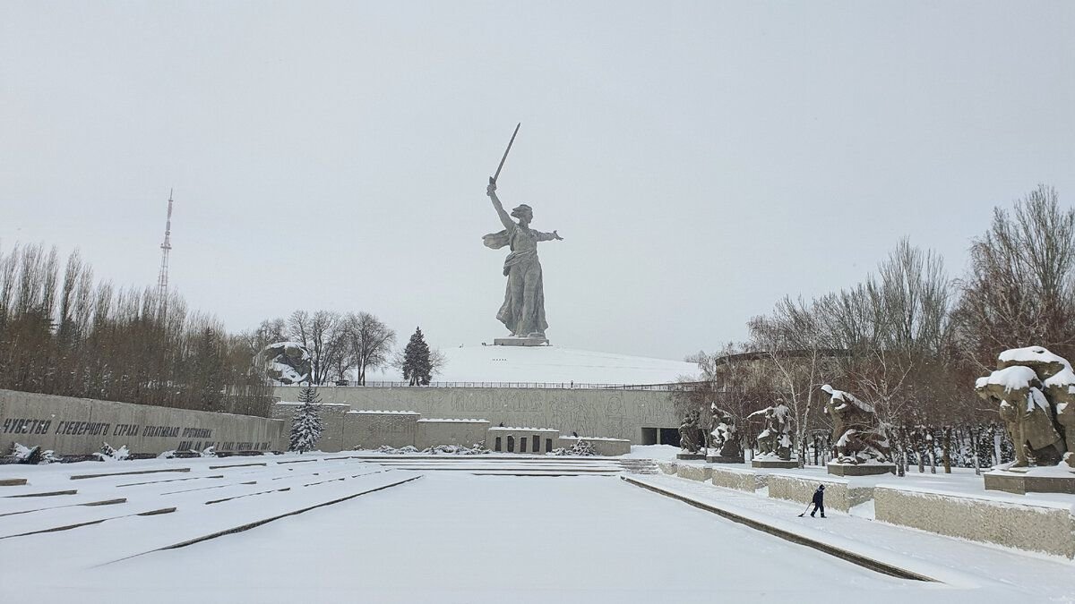 Мамаев курган вечером фото