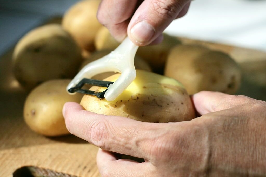 Очистки от картошки. Чистка картофеля. Очистка картофеля от кожуры. Кожура картофеля. Нож для очистки кожуры картофеля.