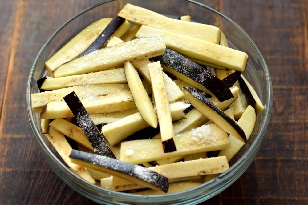 нарезанный баклажан. баклажаны порезанный. на ножах баклажан. порезать баклажаны кружочками. баклажаны нарезанные кружочками.