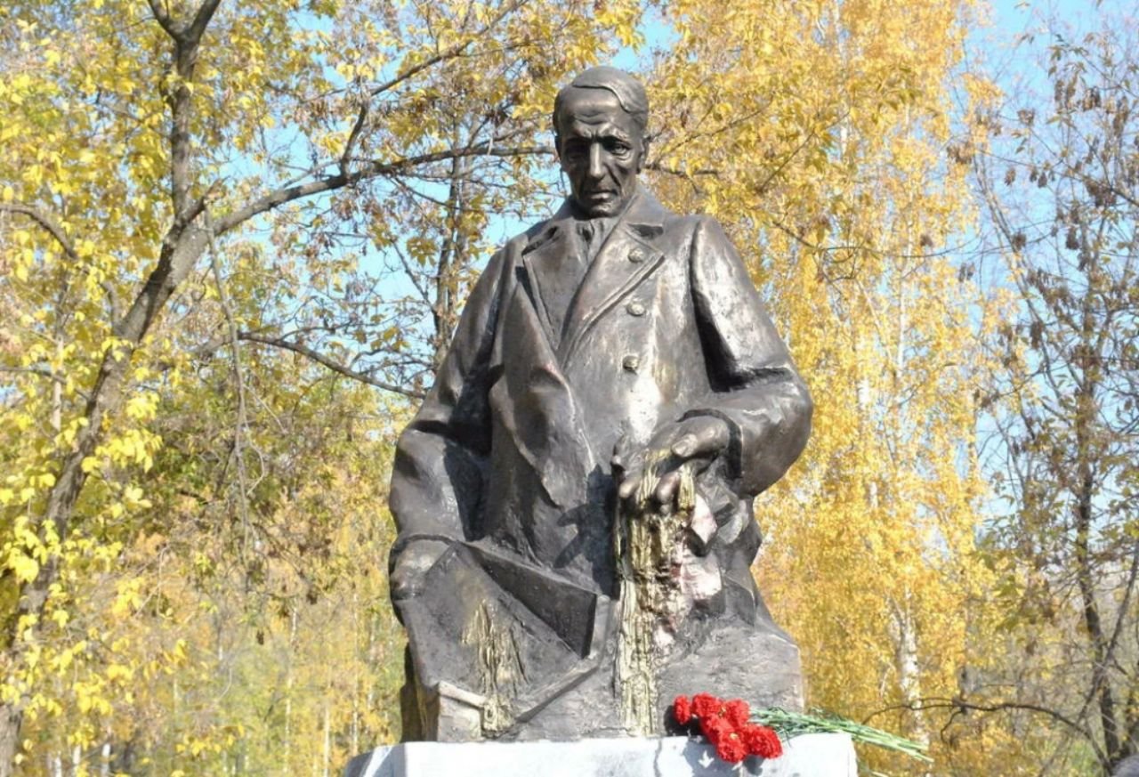 Памятник Брусницыну в Березовском