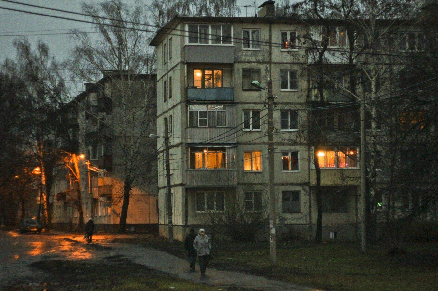 Ночной Смоленск дворы пятиэтажки