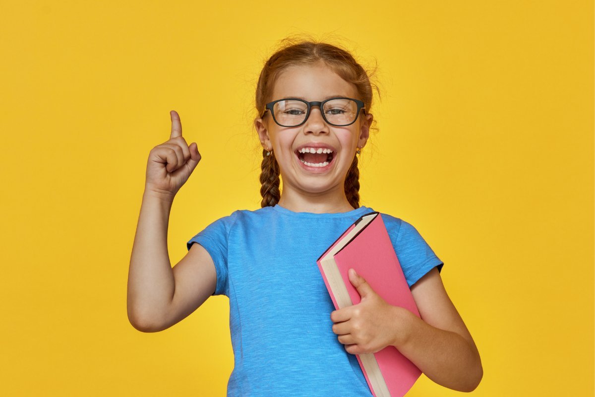 веселые книги для детей. мама читает книгу ребенку. открой рот. дети за чтением. книга для девочек.