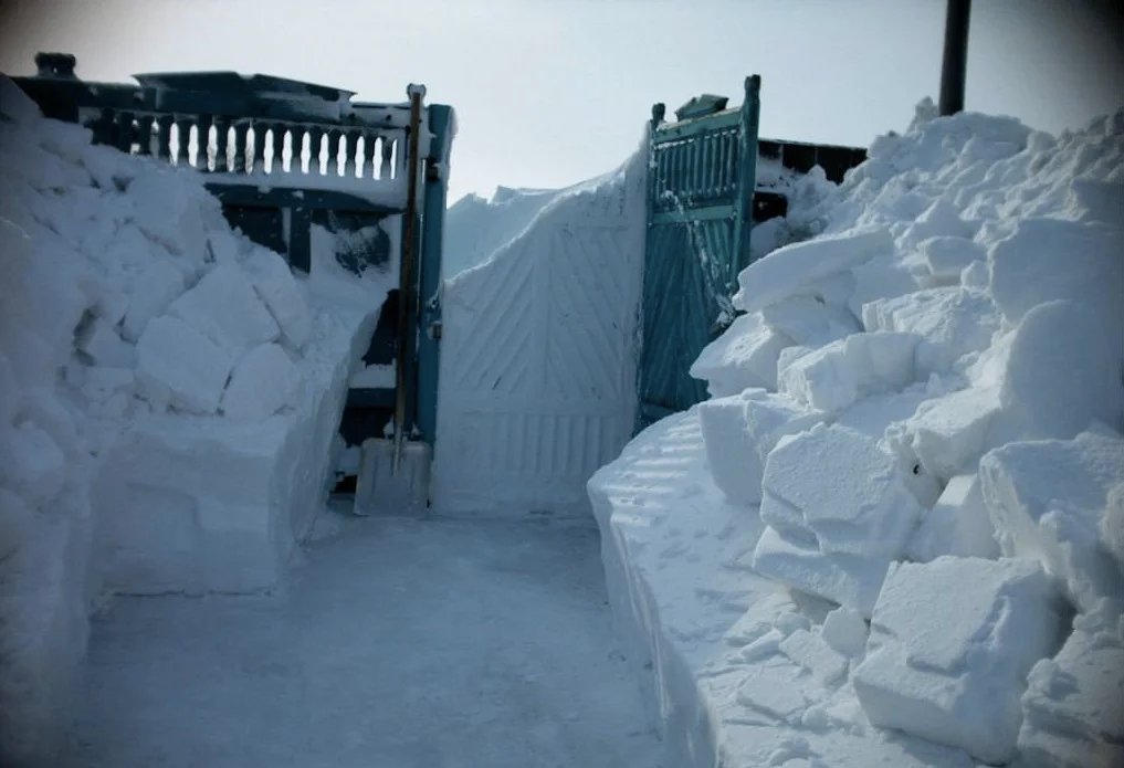 Заваленные снегом дома
