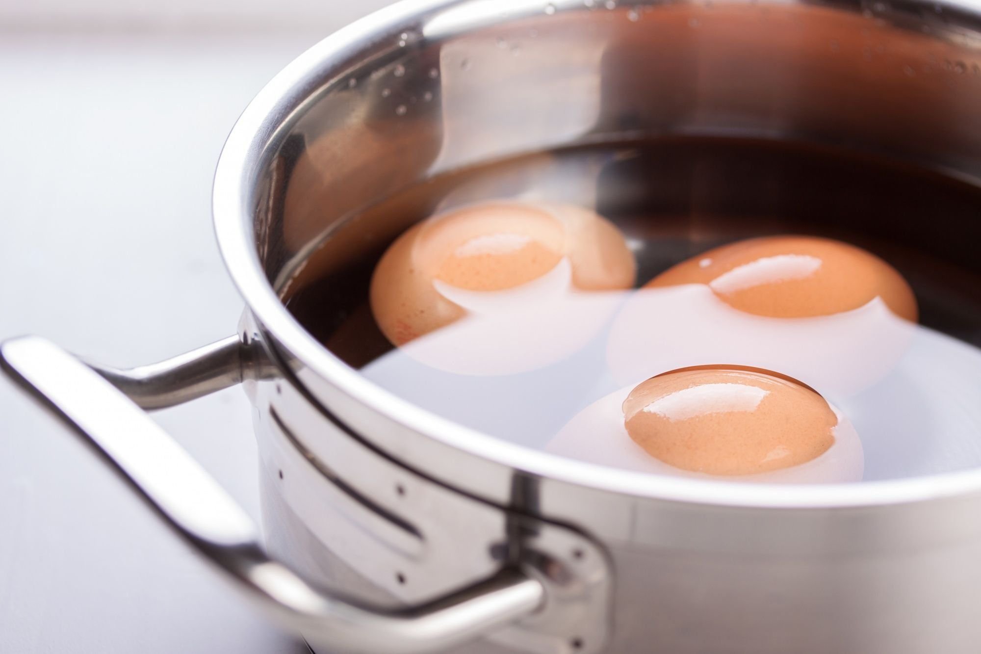 Сварить яйца в холодной воде. Варка яиц. Кастрюля для варки яиц. Яйца в кастрюле. Zqwf d RFCN.HTK.