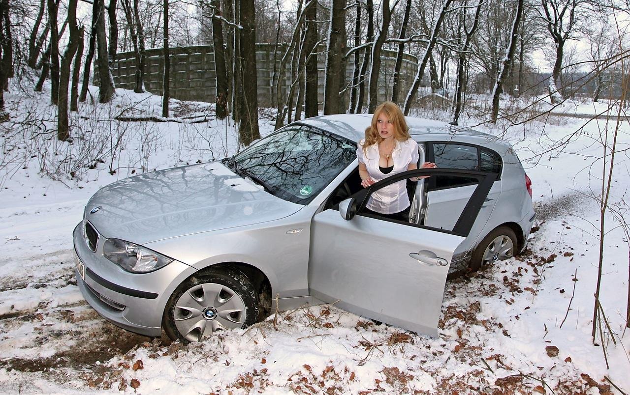 Что делать авто сел. Машина застряла. Фотосессия с машиной зимой. Авто девушка застряла в снегу. Машина застряла в сугробе.