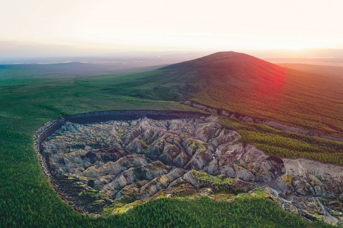 Многолетняя мерзлота в сибири. Сибирский кратер Батагайка. Батагай Якутия кратер. Кратер Батагайка в Восточной Сибири. Батагайская термокарстовая котловина.