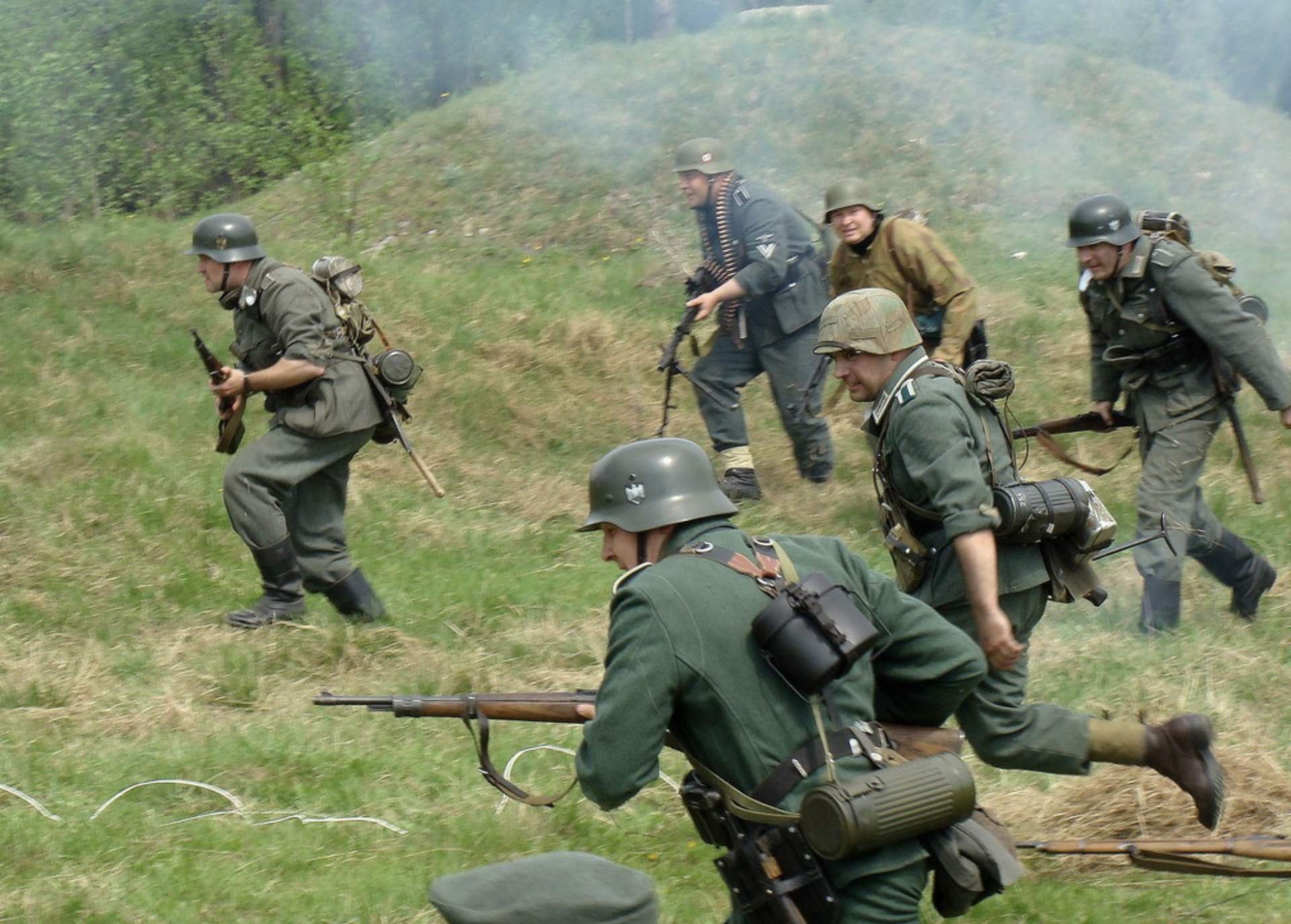 Нападение вермахта. Вермахт реконструкция Вермахт. Пехота вермахта 1941. Немецкие солдаты атакуют.