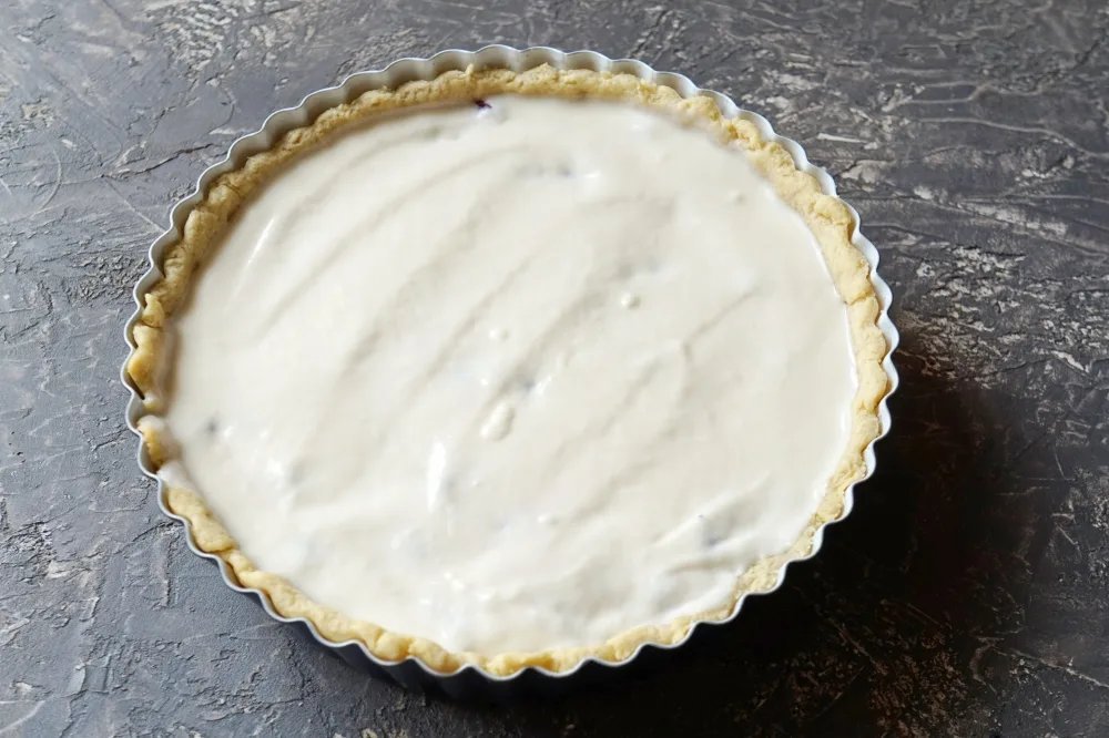 пирог с брусникой и сметаной. пирог со сметанной заливкой. пирог с творогом и вареньем. заливной пирог на сметане. пирог с ягодами и сметанной заливкой.