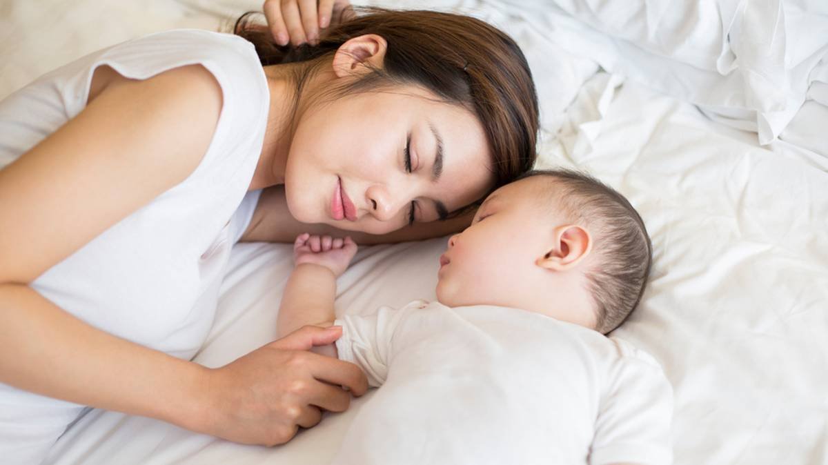 спящая мама азиатка и ее сын фото 30