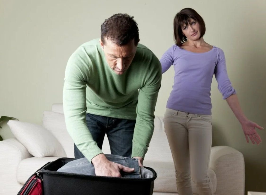 Man leaving. мужчина оставил семью. жена и дети. парень переживает. мужчина уходит из семьи.