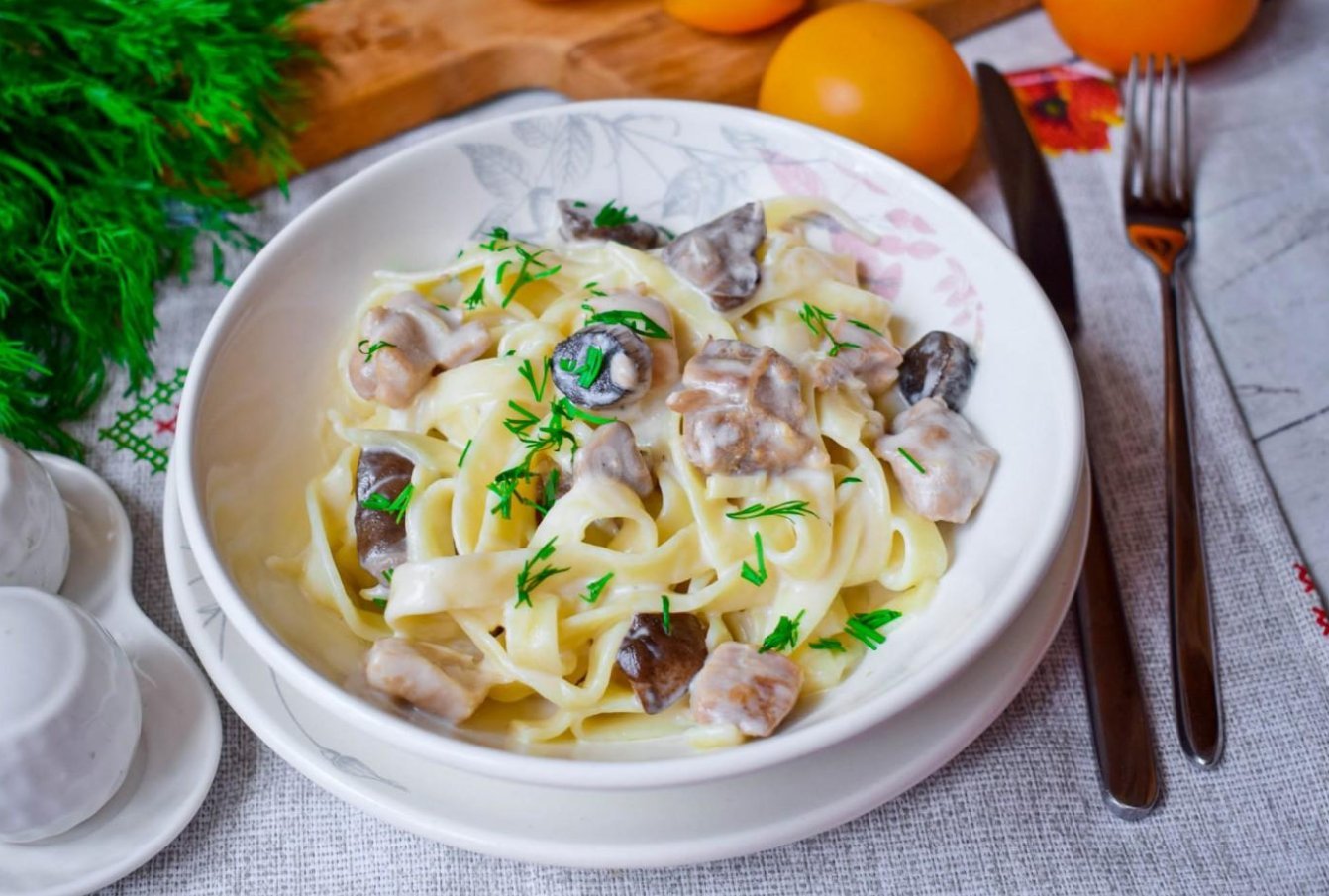 паста карбонара с грибами. макароны в соусе с грибами и курицей. макароны с грибами в сметанном соусе. макароны в соусе с грибами и курицей. макароны в соусе с грибами и курицей.