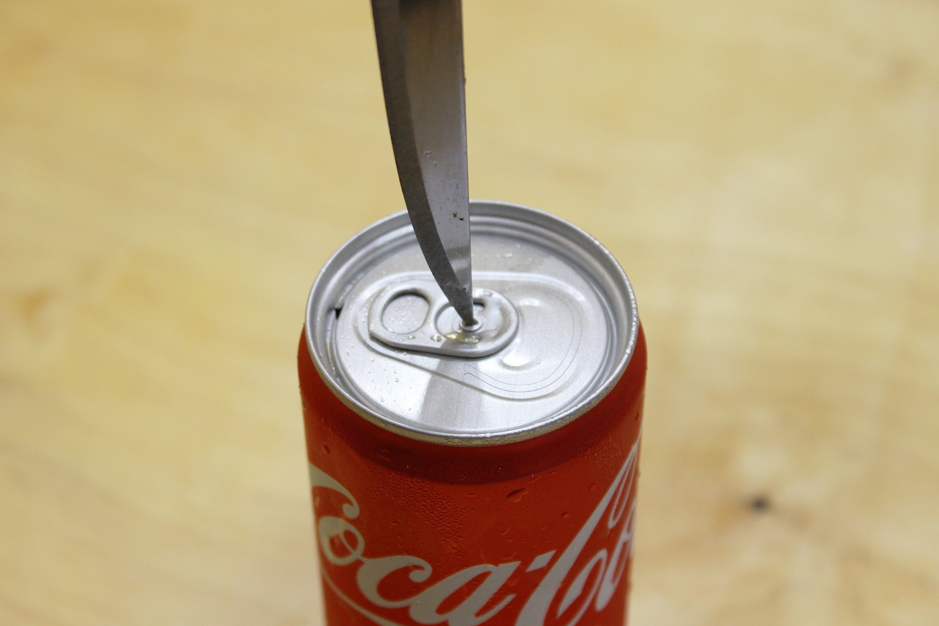 Открой газировку. Открытая газировка. Brain test открой пожалуйста газировку. Откройте пожалуйста газировку игра. Человек открывает кока колу.