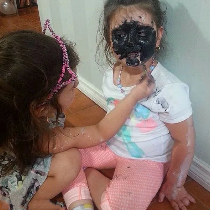 Проказы детей. Ребенок нашкодил. Детишки озорники. Дети рассыпались. Проказы детей.