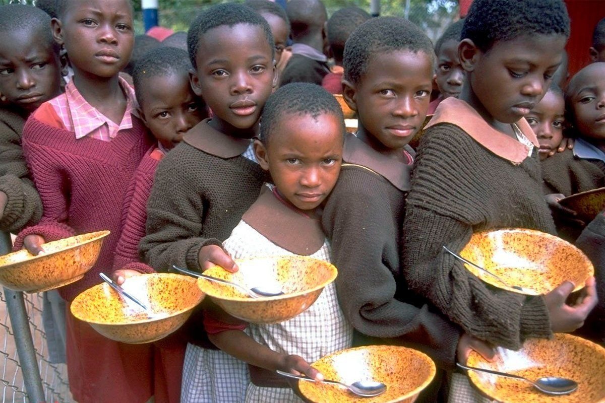 Голод и цены. Африканские дети голодают.