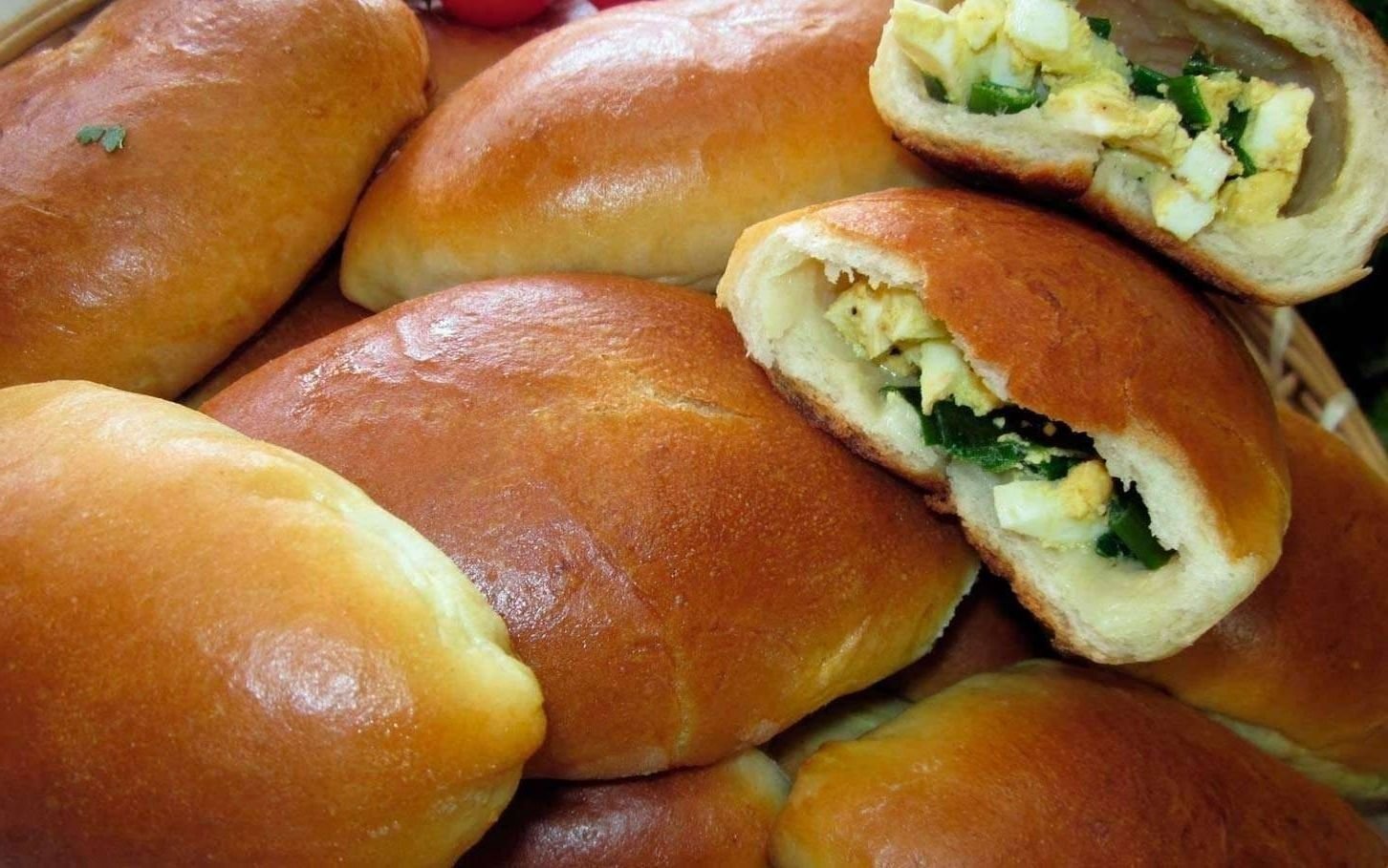 Пирожки с луком и яйцом жареные на сковороде рецепт на дрожжах фото пошагово