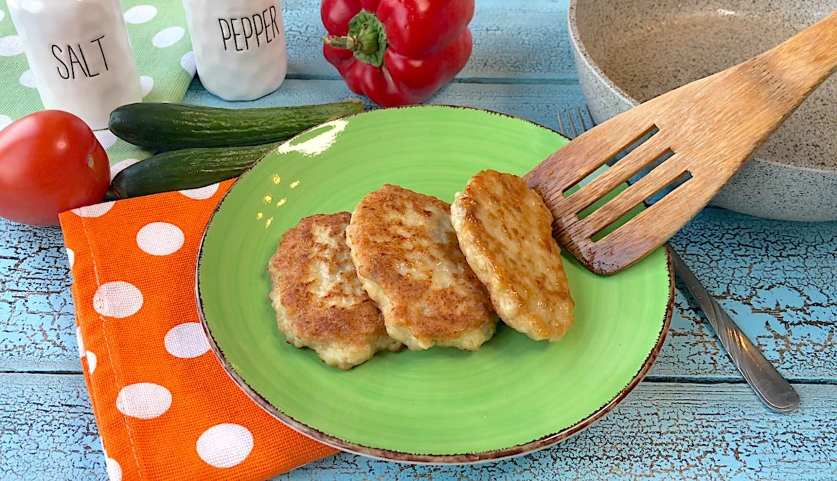 Куриные оладьи из филе курицы. Оладьи из куриных грудок. Куриные оладьи из куриной грудки. Оладьи из куриных грудок. Грудка крахмал оладьи.