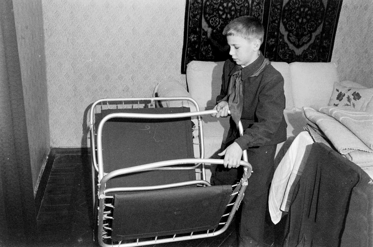 Медосмотр детей в ссср. Семья ленинградского рабочего, 1955, фотограф эд кларк, журнал "лайф". Разорванное кольцо мемориал мемориал. Высоцкий ленинградская блокада. Осажденный блокадный ленинград.