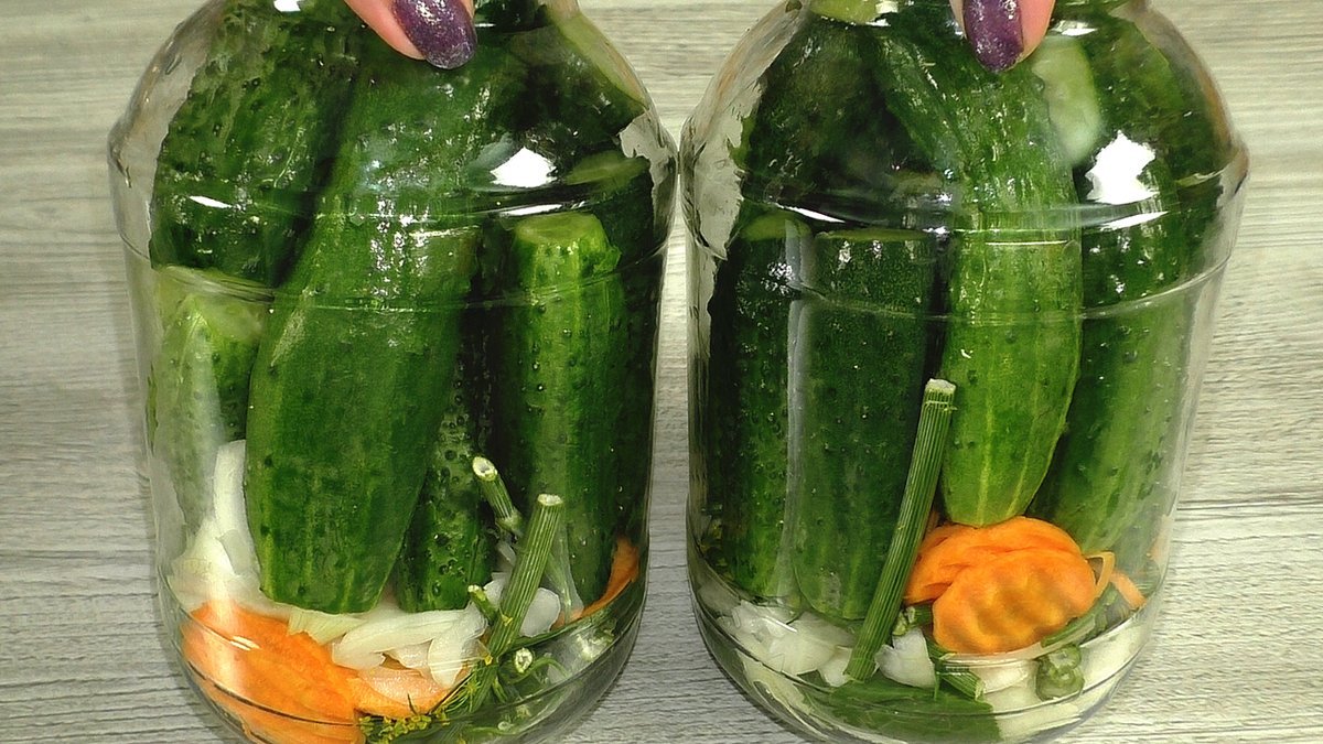 Огурцы по болгарски на зиму самый вкусный. Огурцы по-болгарски на зиму в литровых банках. Огурцы по Карельский на зиму. Огурцы по болгарски.