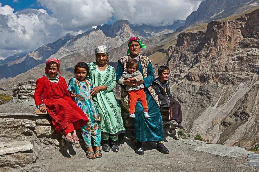 Население памира. Таджикистан Памирцы народность. Горный Бадахшан памирские таджики. Памирские народы народы Таджикистана. Население памирцев в Таджикистане.
