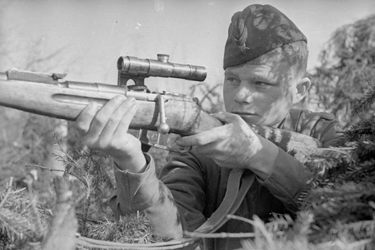 Попаданцы вов 1941. Советский снайпер с винтовкой Мосина. Советский снайпер 2 мировой войны. Снайперы РККА 1941-1945. Советский солдат снайпер.