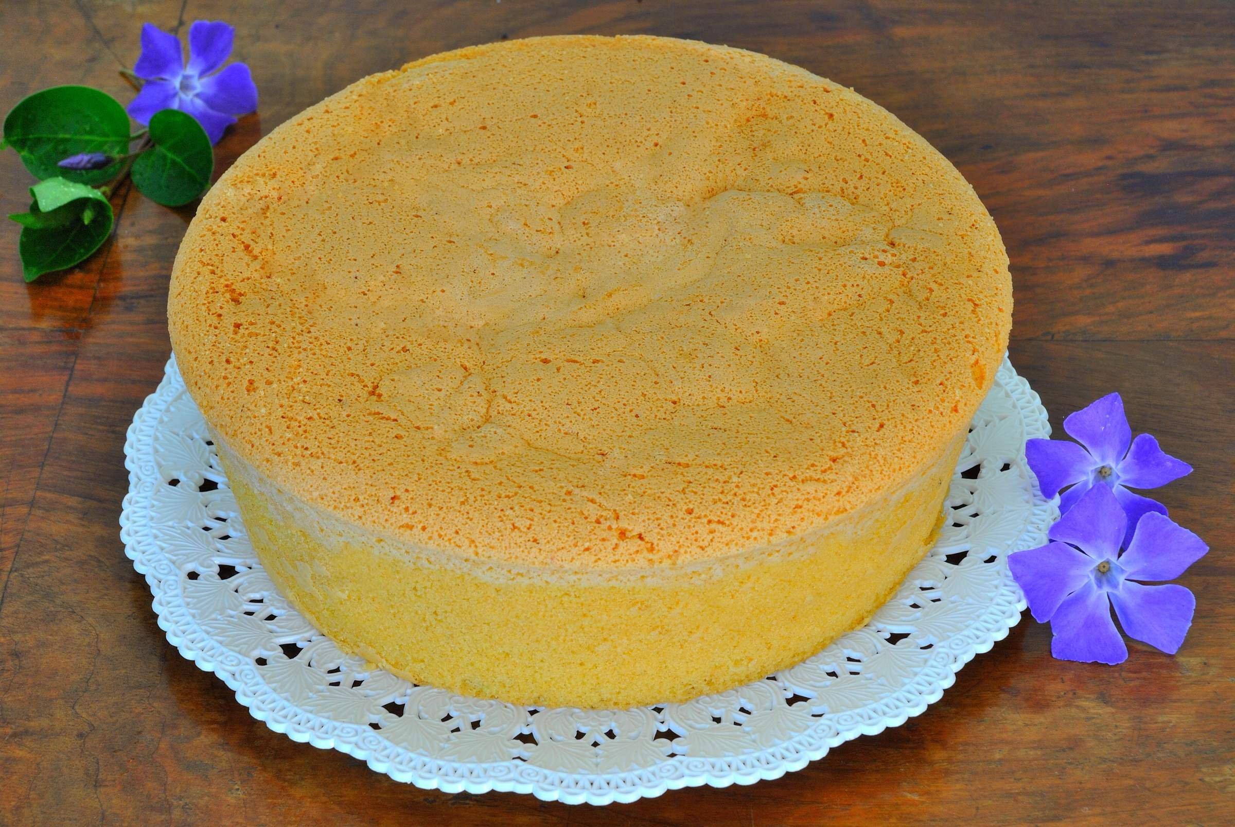 Бисквит для торта классический. Искушение 0. Бисквитное тесто. Почему опал бисквит в середине. Классический бисквитный торт.