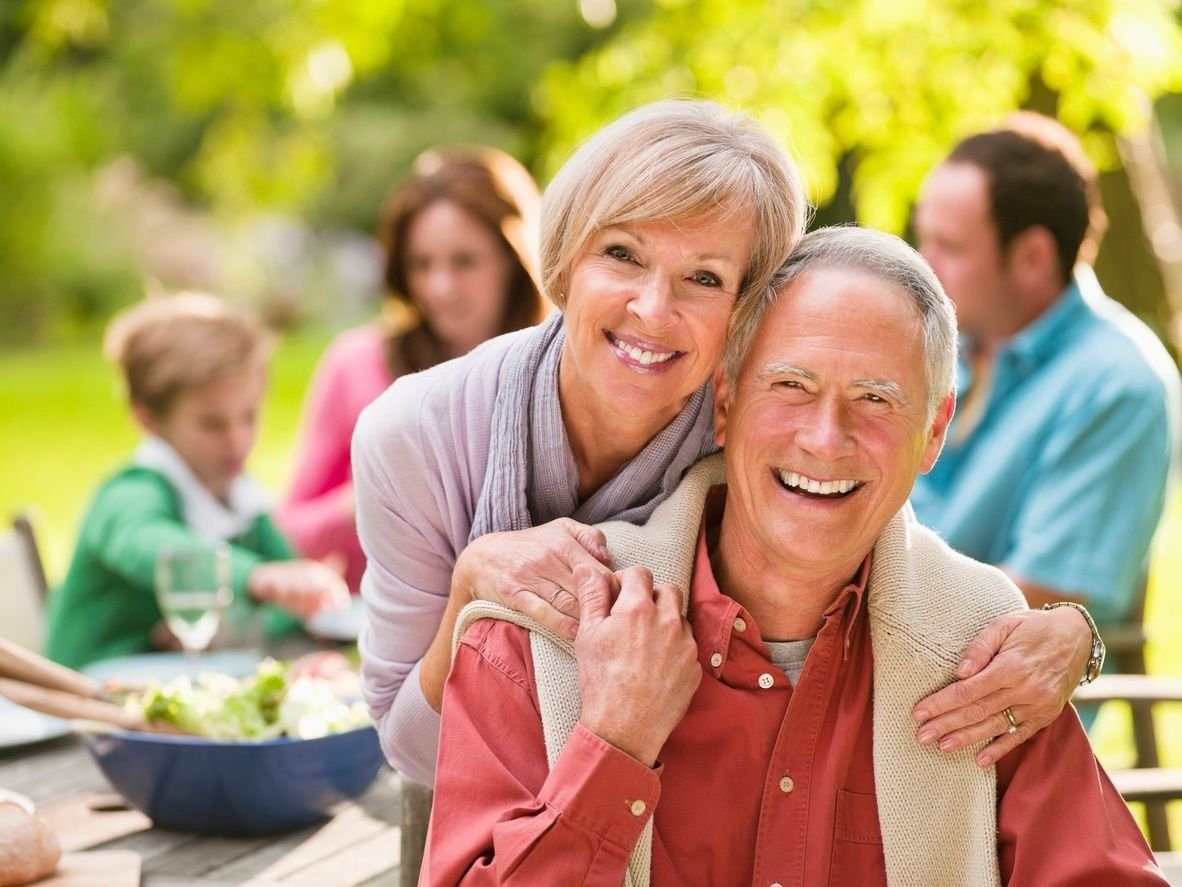 есть ли жизнь на пенсии. пенсия иллюстрация. путешествие пожилых людей.