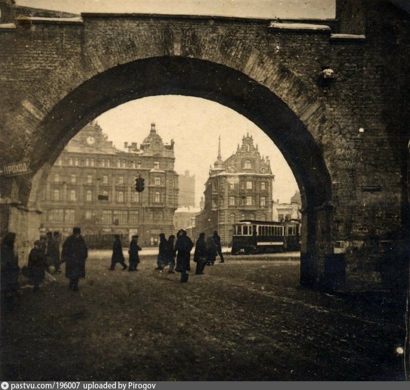 1930 moscow. Петровка Москва хроника 1930х. Никольская улица ворота Лубянка Москва. Ачинск 1930-х годов фото.