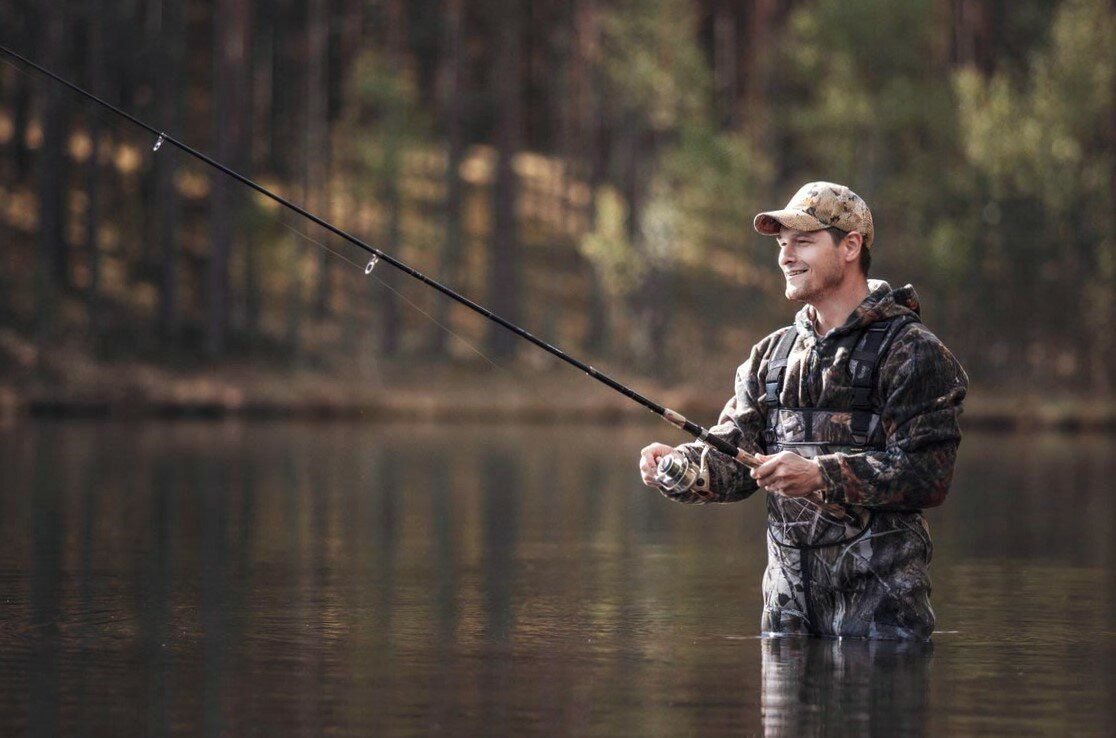 T fishing. Одежда для рыбалки. Рыбак в камуфляже. Мужчина на рыбалке. Летняя рыбалка.