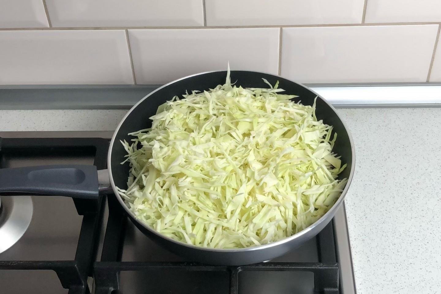 индейка карри со сливками. жаренные лук и морковь на сковороде на белом фоне. сколько минут жарить капусту. жареная капуста на сковороде. капуста на сковороде.