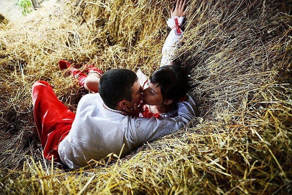 Выпускницы ссср на сеновале соблазн. Фотосессия в деревенском стиле. Деревенский сеновал. Девушки на сеновале. Сеновал в поле.