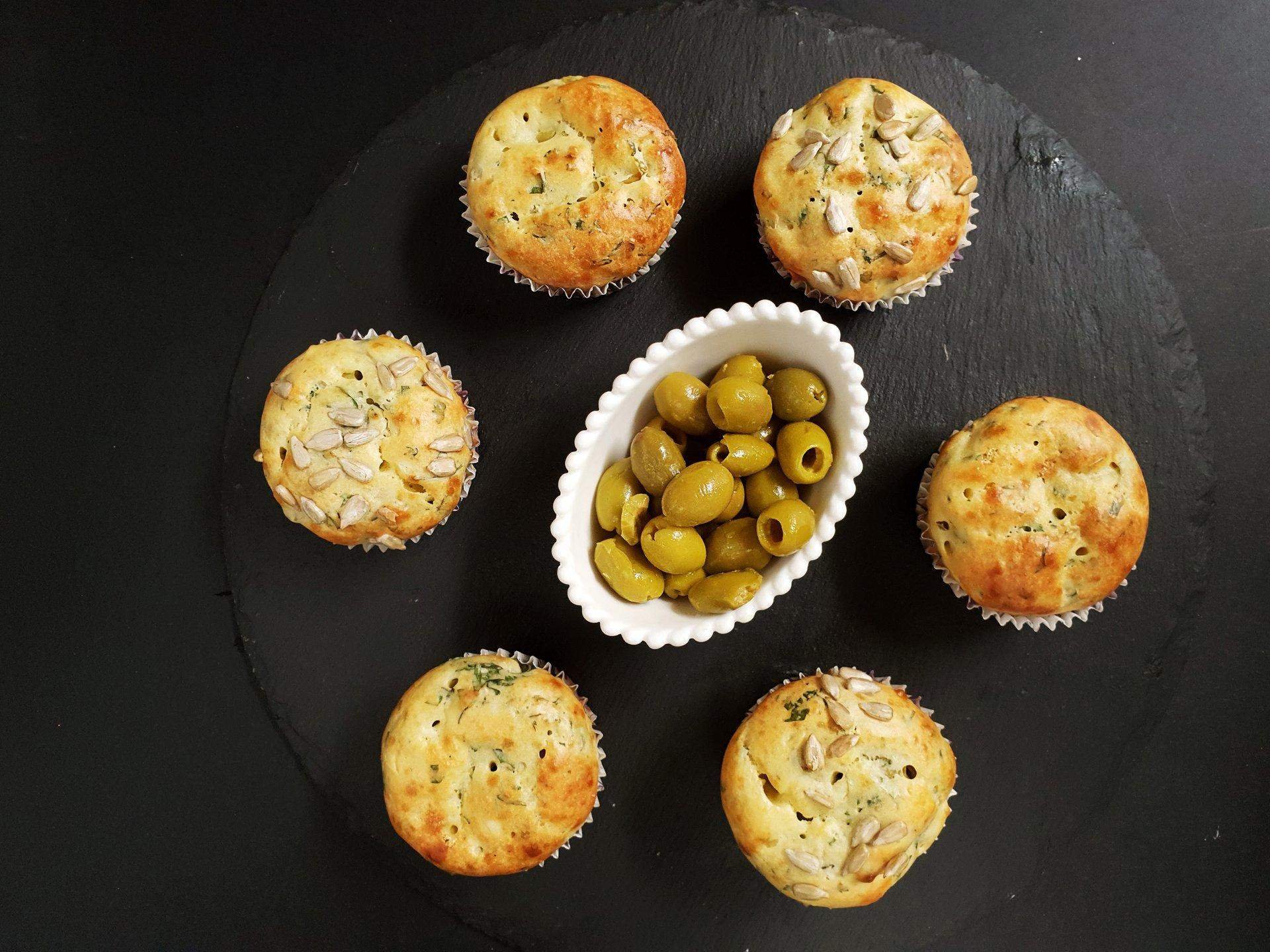 Сырные маффины рецепт. Сырные кексы. Маффины с сыром и оливками. Сырные маффины с маслинами. Маффины с сыром и маслинами.