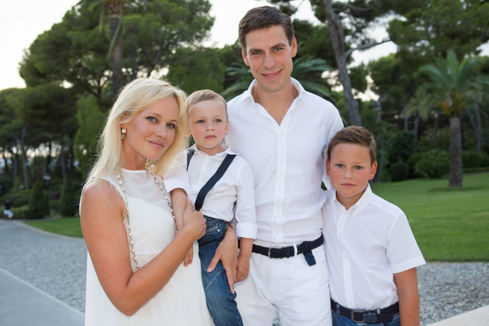 Дмитрий дюжев с женой и детьми фото