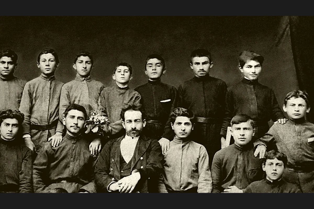 сталин духовный семинарий. духовная семинария иосиф джугашвили. духовная семинария иосиф джугашвили. сталин духовный семинарий. горийское духовное училище сталин.