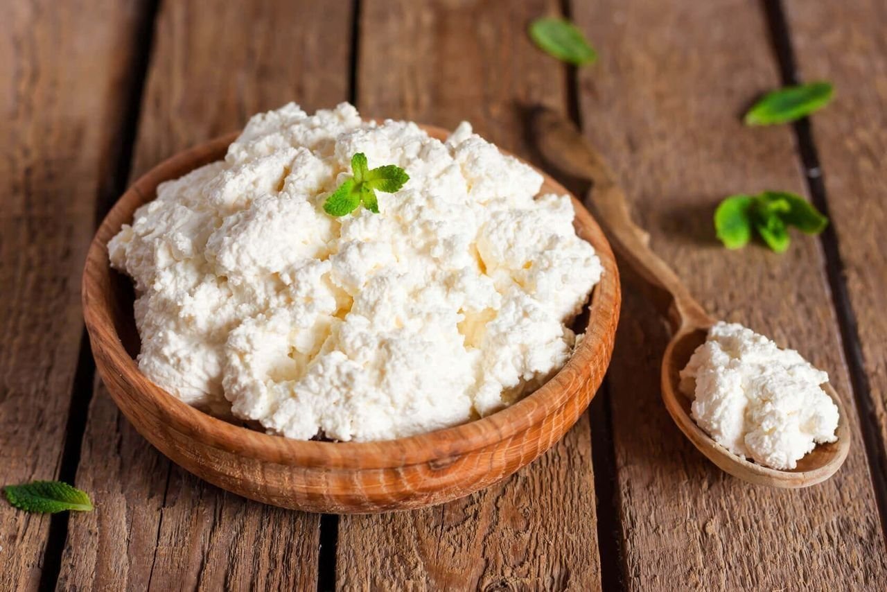 С чем есть творог. Творог Cottage Cheese. Козий творог. Зернёный творог козий. Творог деревенский.