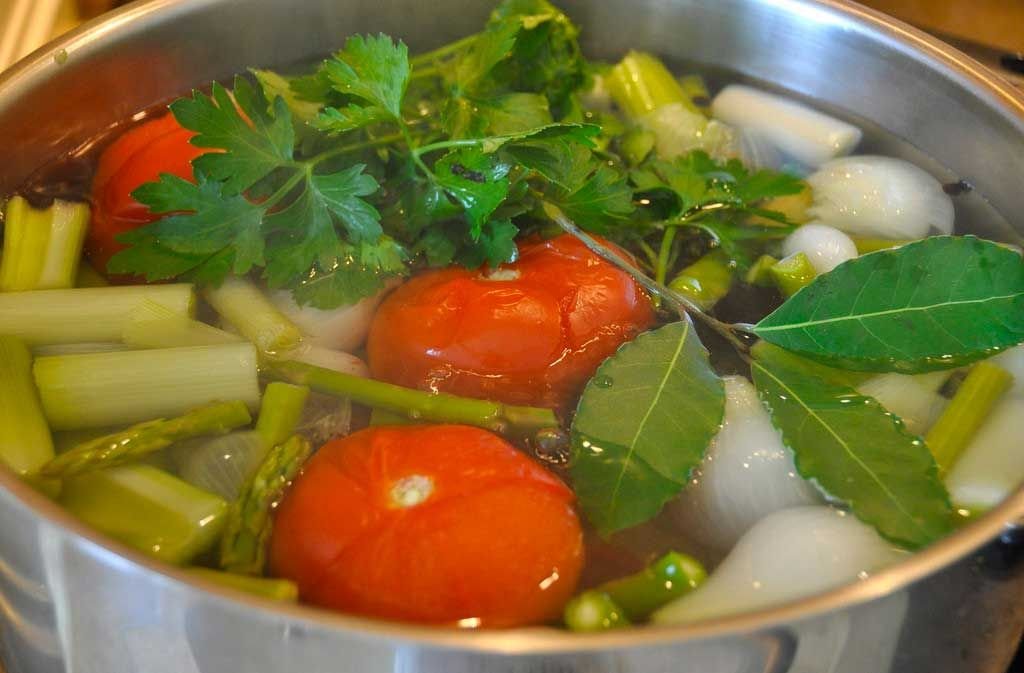 Овощной бульон. Суп минестроне с сельдереем. Овощной суп минестроне. Суп картофельный вегетарианский. Супы на овощном отваре.