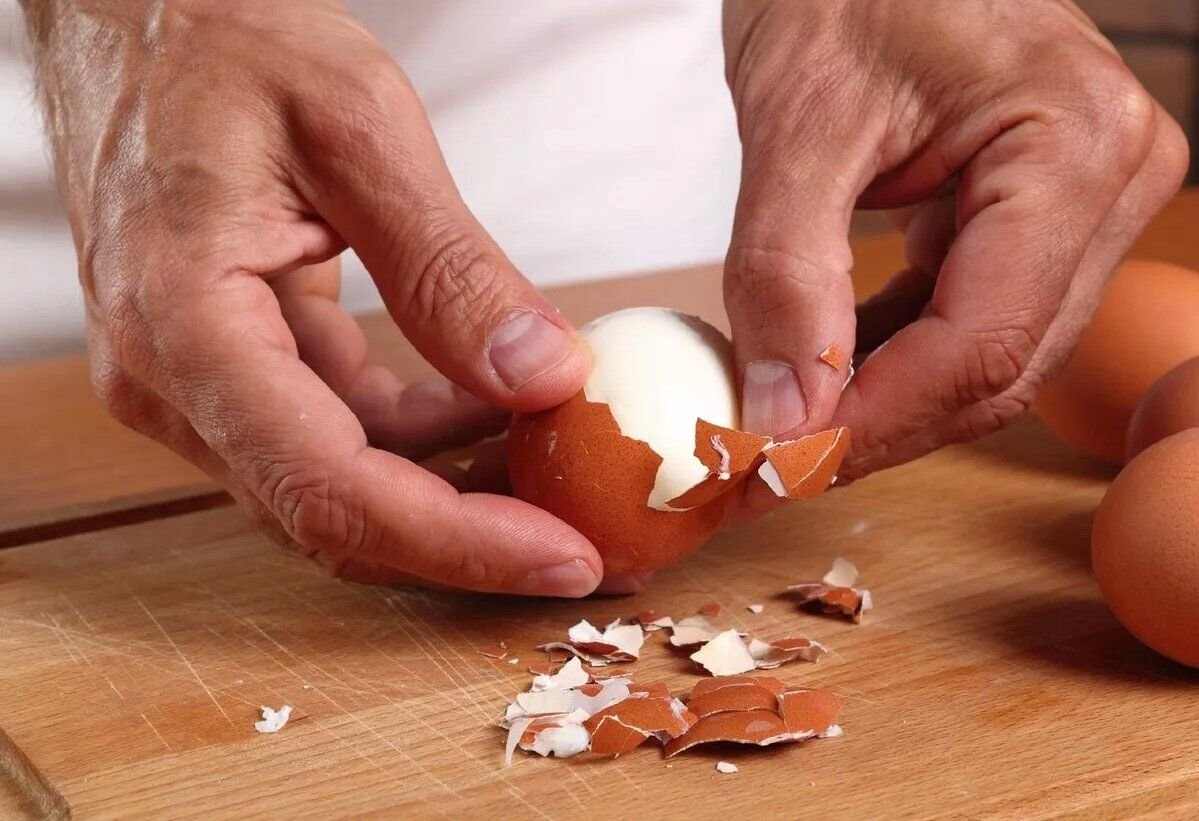 Яичная скорлупа и уксус. Вареные яйца. Яйцо вареное очищенное. Чистка яйцом. Протертое яйцо.