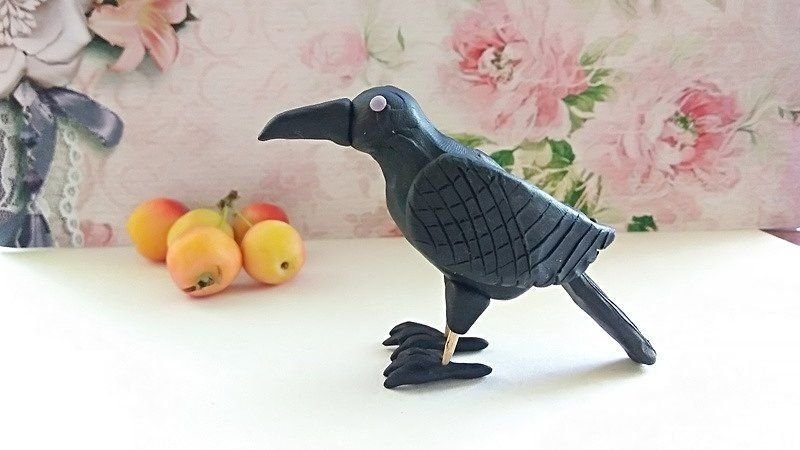 Ворона из пластилиновой вороны. Скульптура ворона. Лепка птичка. Лепка птичка. Лепка ворона из пластилина.