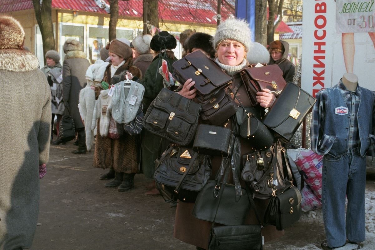 Торговля 90. Черкизовский рынок в Москве в 90. Рынок Лужники 90-е. Черкизовский рынок Москва 90е ларьки. Вещевой рынок 90е Москва.