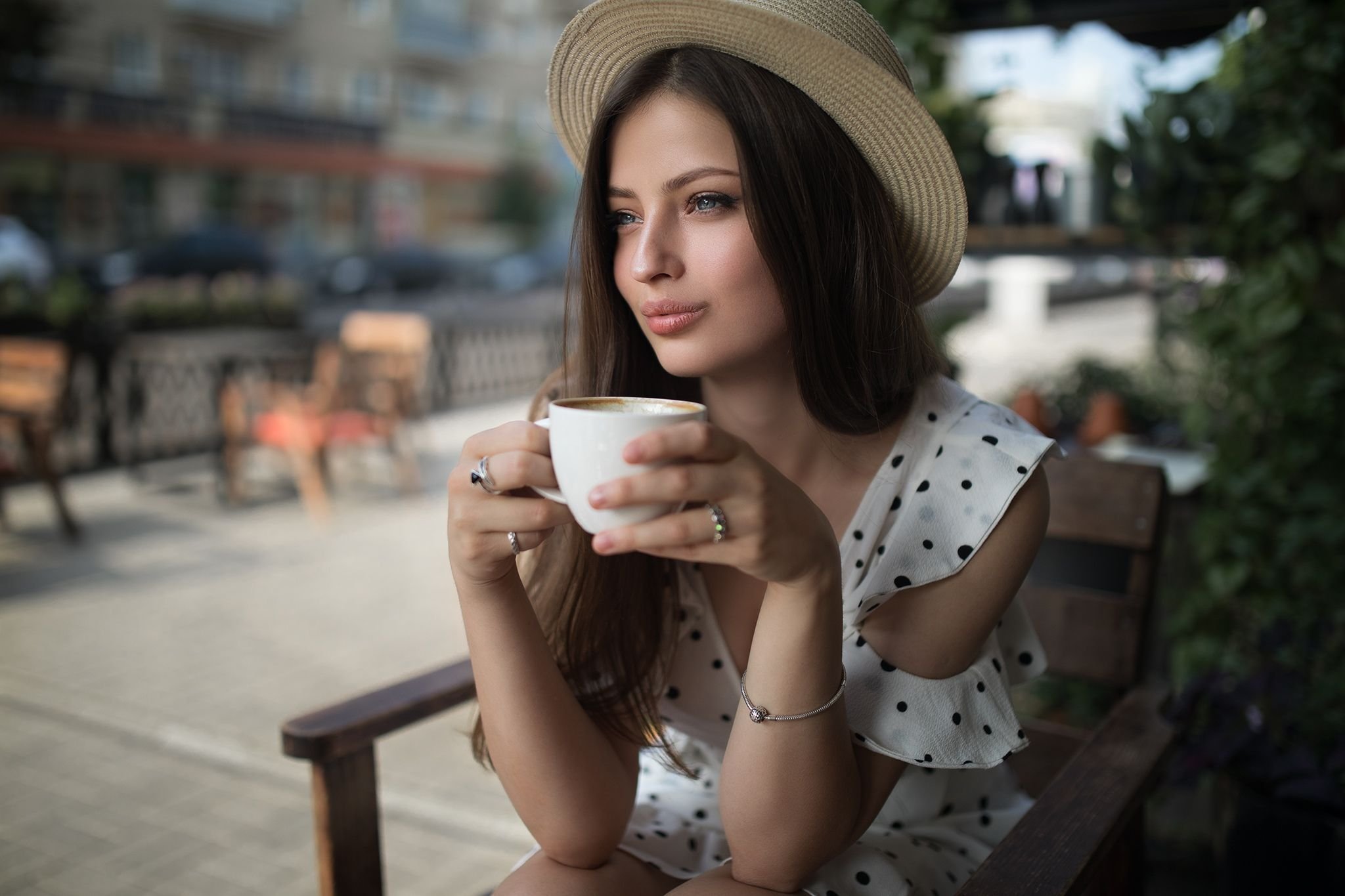 Красивые фото девушки с чашкой кофе