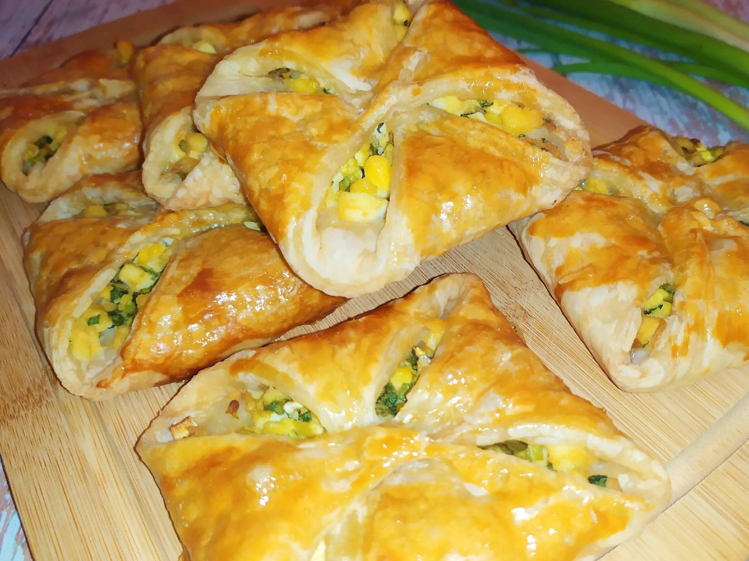 Слойки с яйцом и зеленым луком