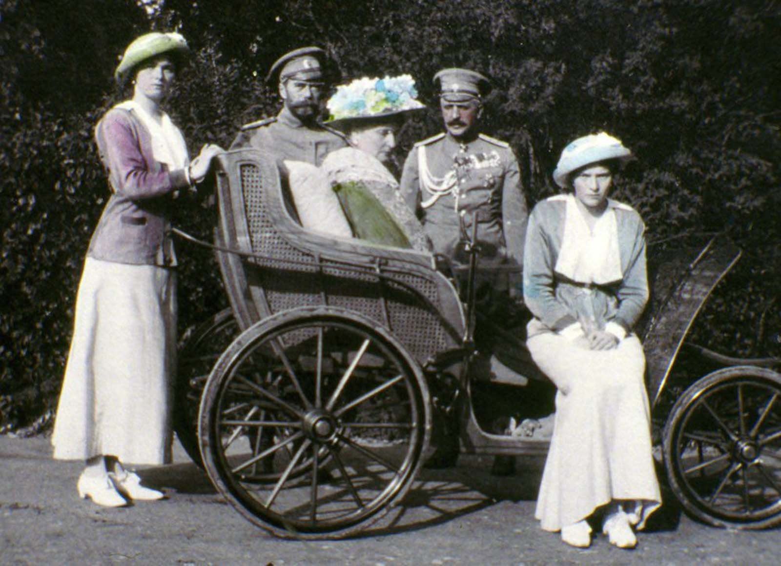 Фотография царская. Царская семья Романовых 1916. Романовы Николай 2 и его семья последние фотографии. Фото императорской семьи Николая 2. Фото царя Николая 2 с семьей.