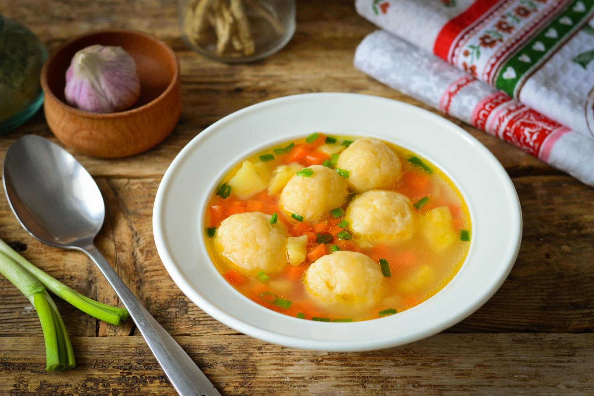 Пошаговый рецепт супа с галушками. Суп картофельный (с клецками и шпиком). Суп с клецками марийцы. Суп галушки Кубанский. Куриное консоме с клецками.